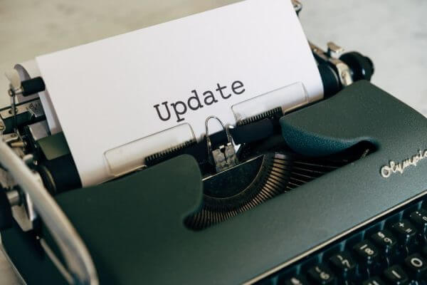 Imagen de una máquina de escribir con la palabra "Update" escrita en un folio para anunciar el cambio en las métricas Core Web Vitals